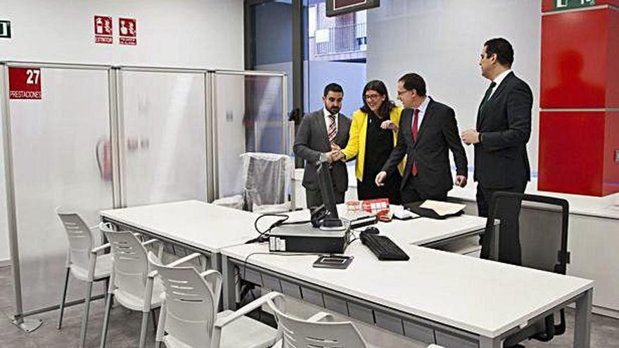 Castro y Blanco, a la derecha, visitan las nuevas instalaciones de las oficinas del paro.