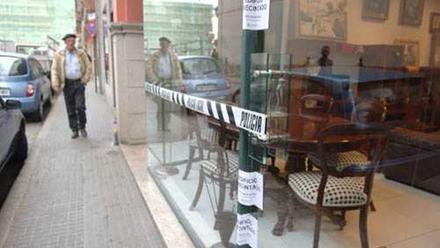 El Concello precinta por ruina una tienda de Muebles San Agustín - La  Opinión de A Coruña