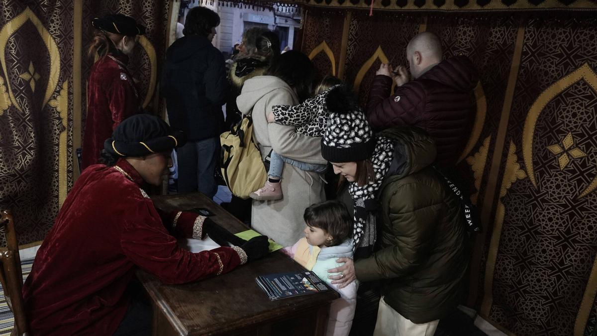 Les millor fotos dels infants de Manresa donant la carta al Príncep Assuan
