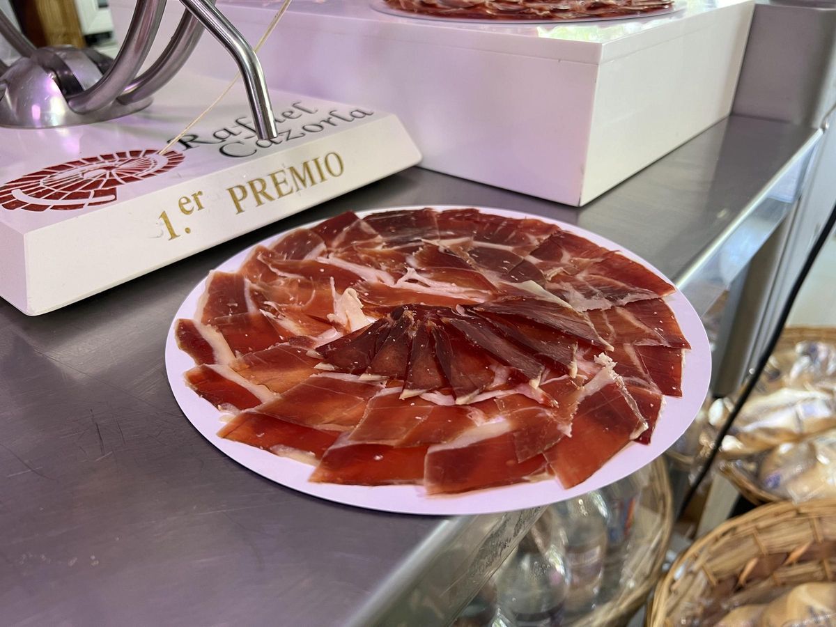 Imagen de un plato de jamón.