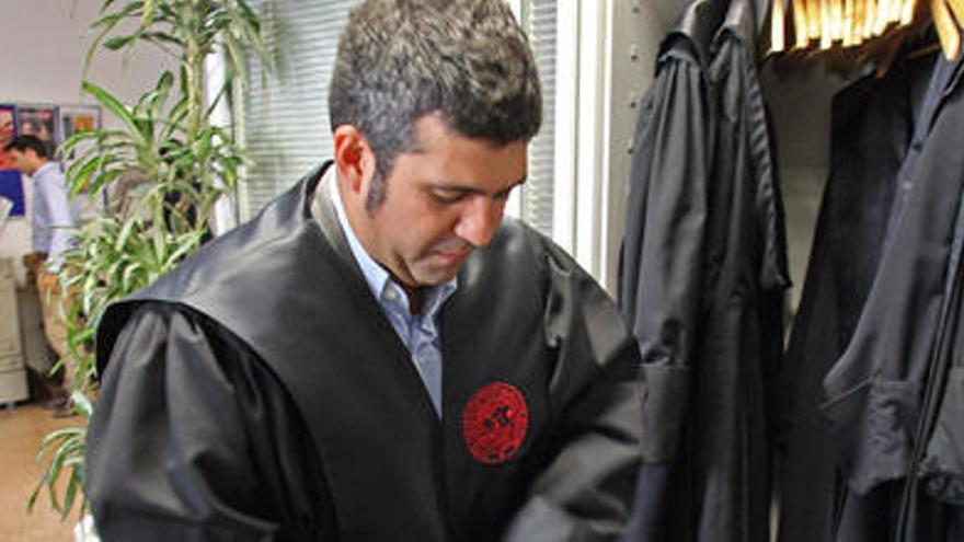 Llorenç Gomila se pone la toga en la sala de los juzgados donde los abogados trabajan o esperan durante su guardia.