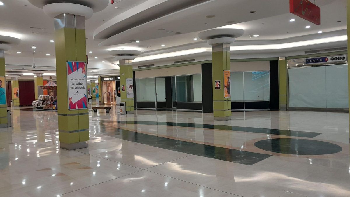 Una de las galerías del centro comercial de El Entrego.