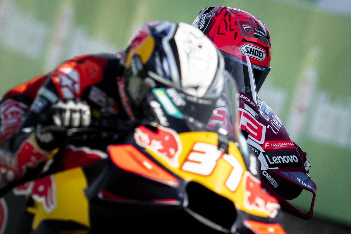 El casco de Marc Márquez (Ducati) estuvo asomando durante casi todo el fin de semana por detrás de Pedro Acosta (KTM).