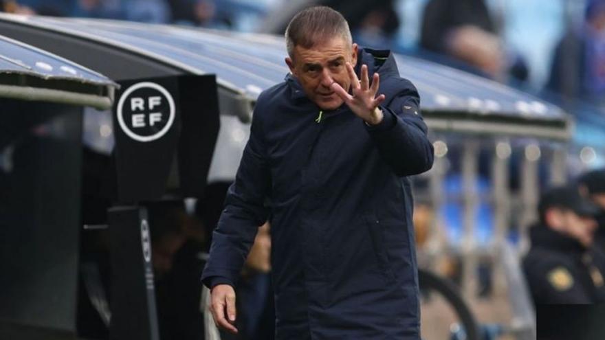 Lucas Alcaraz dando instrucciones a sus futbolistas en un encuentro anterior. | LALIGA