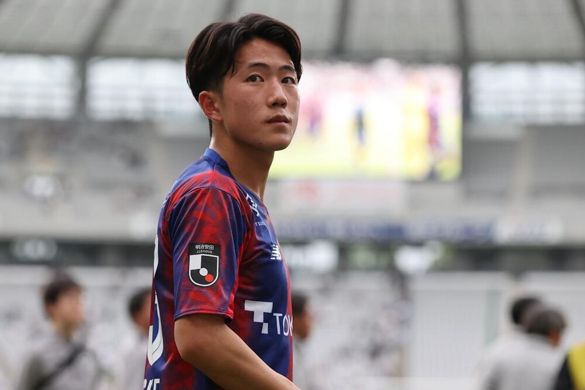 Sato, con la cammiseta del Tokyo, con el que firmó su primer contrato profesional en 2023