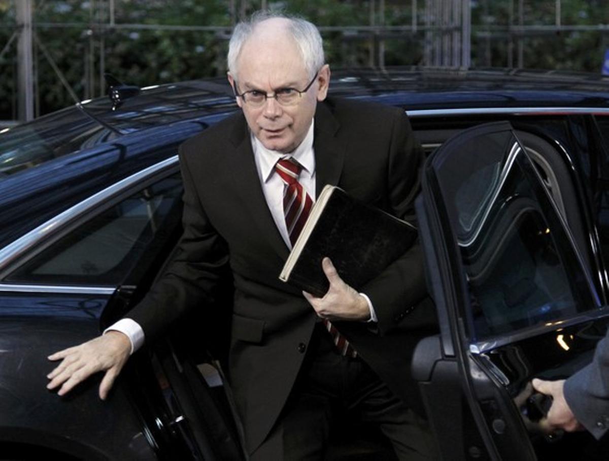 Herman van Rompuy arriba a la nova reunió de la UE, aquest divendres a Brussel·les. Herman van Rompuy arriba a la nova reunió de la UE, aquest divendres a Brussel·les.