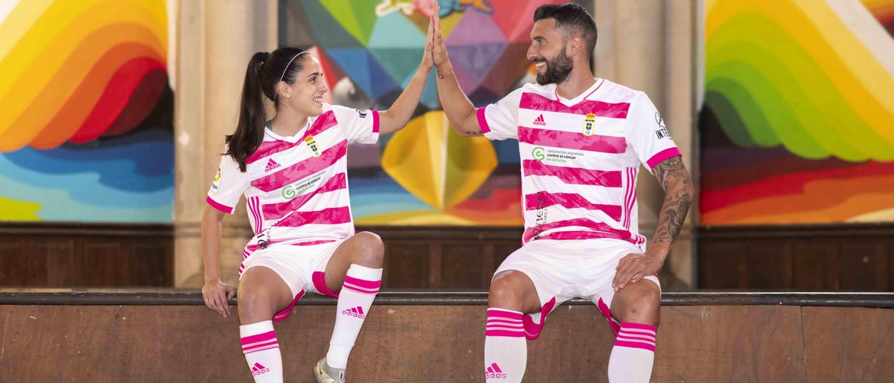 Isina y Borja Bastón, con la segunda equipación del Oviedo para recaudar fondos contra el cáncer de mama