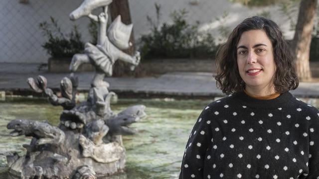 Alícia Roselló, ante la escultura de Cobi