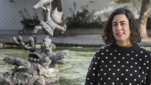 Alícia Roselló, ante la escultura de Cobi.