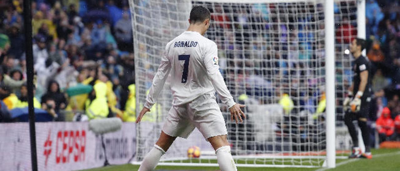 Cristiano Ronaldo (7) celebra su tanto ante el Sporting de Gijón, en el Santiago Bernabéu.