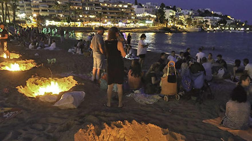 Cientos de personas se reúnen cada año en playas como ses Figueretes para hacer sus hogueras.