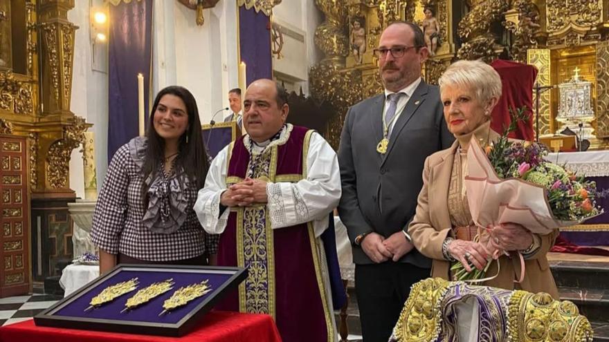 Representante del grupo joven, el párroco de la Trinidad, el hermano mayor y María Mondéjar.