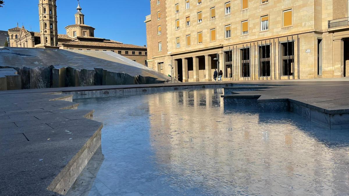 En la ibérica zaragozana se esperan cinco grados bajo cero. La fuente de la Hispanidad ha estado este viernes helada.