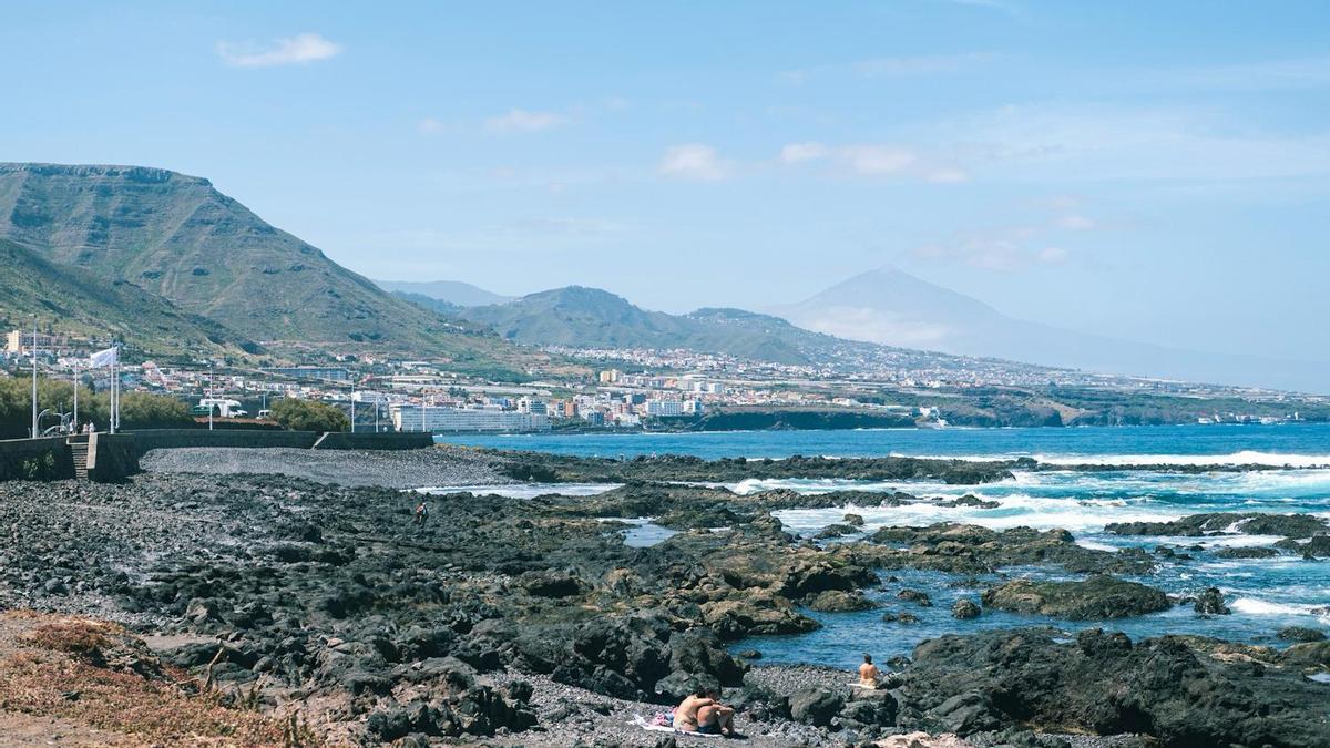 Imagen de la costa de La Laguna con El Teide de fondo