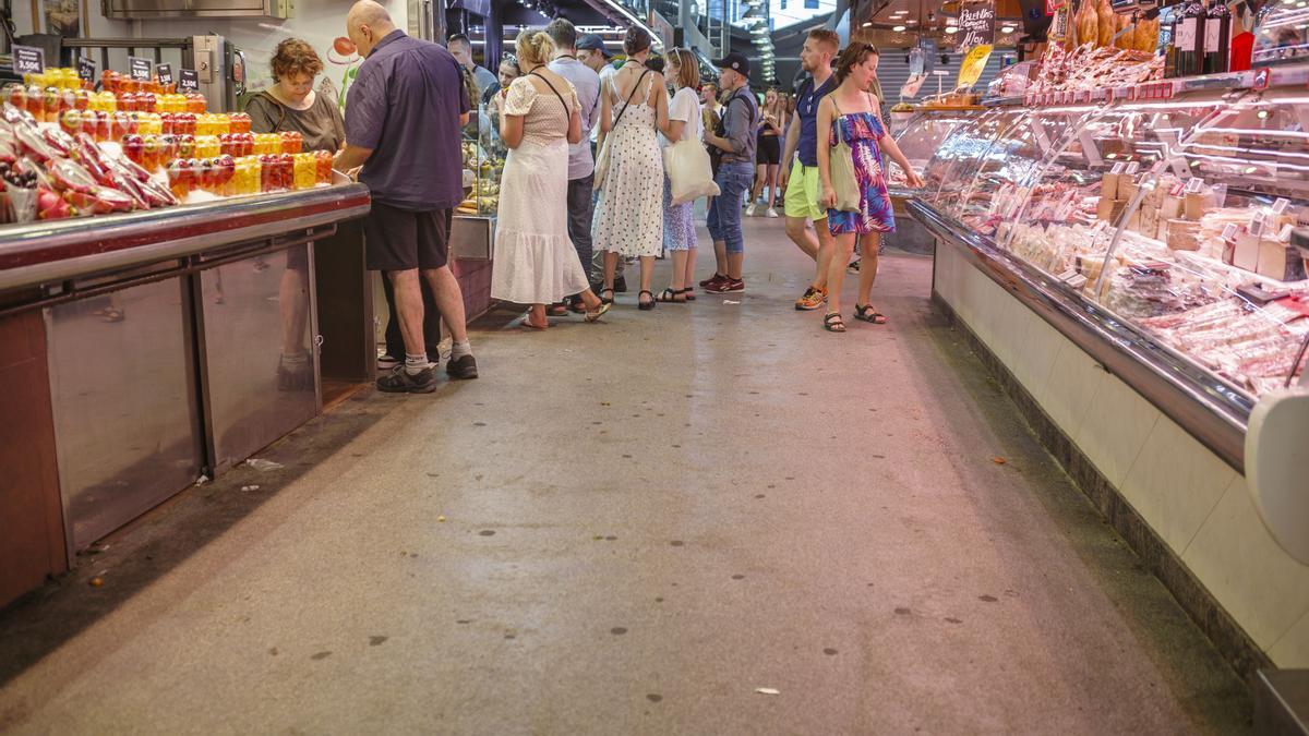 El nuevo pavimento del mercado de la Boqueria, lleno de chicles pegados.