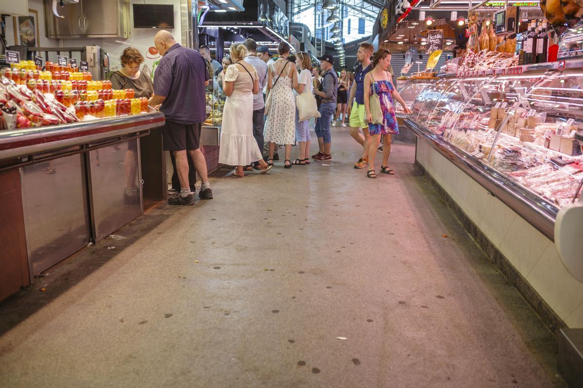 Els xiclets dels incívics castiguen el nou paviment de la Boqueria a Barcelona