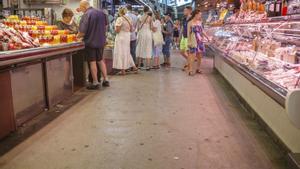 El nuevo pavimento del mercado de la Boqueria, lleno de chicles pegados, esta semana. 