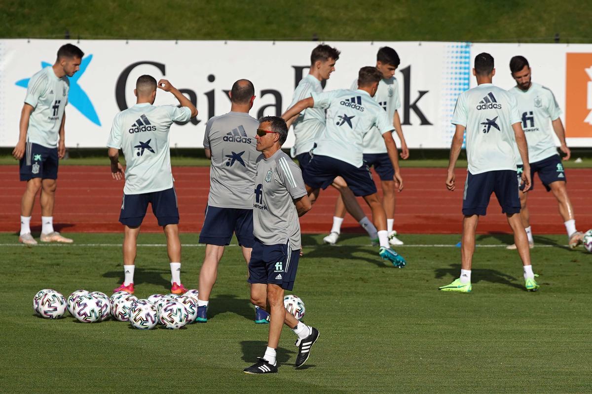 Luis Enrique pasa por delante de un rondo en un entrenamiento de la selección