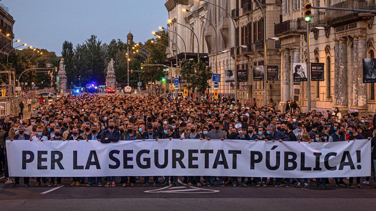 Unos 2.000 policías protestan en Barcelona por agresiones y exigen respeto