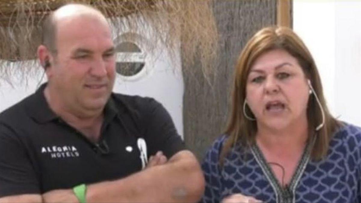 Los padres de un participante de &#039;Supervivientes&#039; cortan un directo de &#039;Sálvame&#039;.