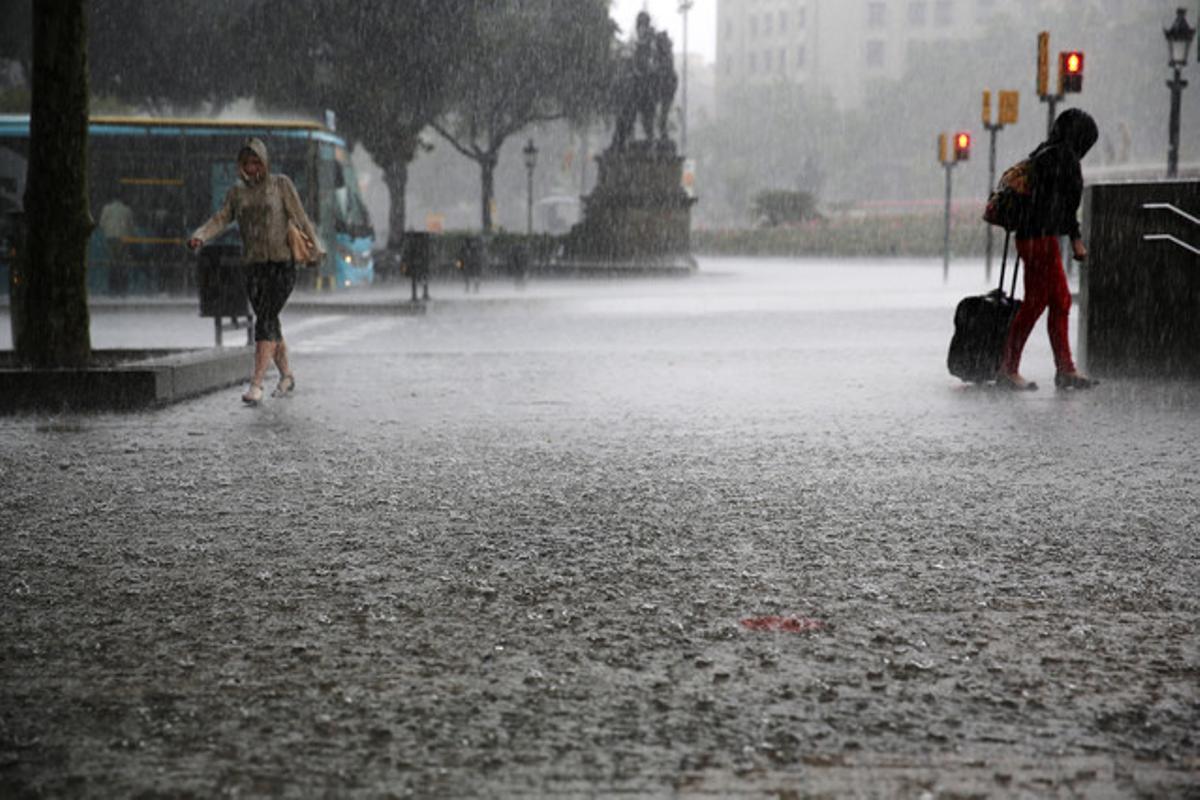 Foto d’arxiu d’una forta pluja a la plaça de Catalunya, Barcelona.