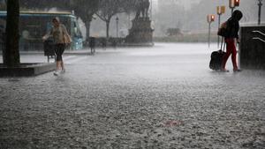 Foto d’arxiu d’una forta pluja a la plaça de Catalunya, Barcelona.