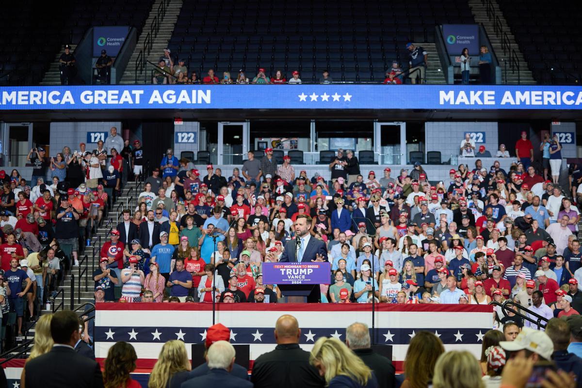 El candidato republicano a la vicepresidencia, el senador JD Vance, habla durante el primer mitin conjunto del candidato republicano a la presidencia, Donald J. Trump, y él mismo, en el Van Andel Arena de Grand Rapids 