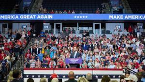 El candidato republicano a la vicepresidencia, el senador JD Vance, habla durante el primer mitin conjunto del candidato republicano a la presidencia, Donald J. Trump, y él mismo, en el Van Andel Arena de Grand Rapids 