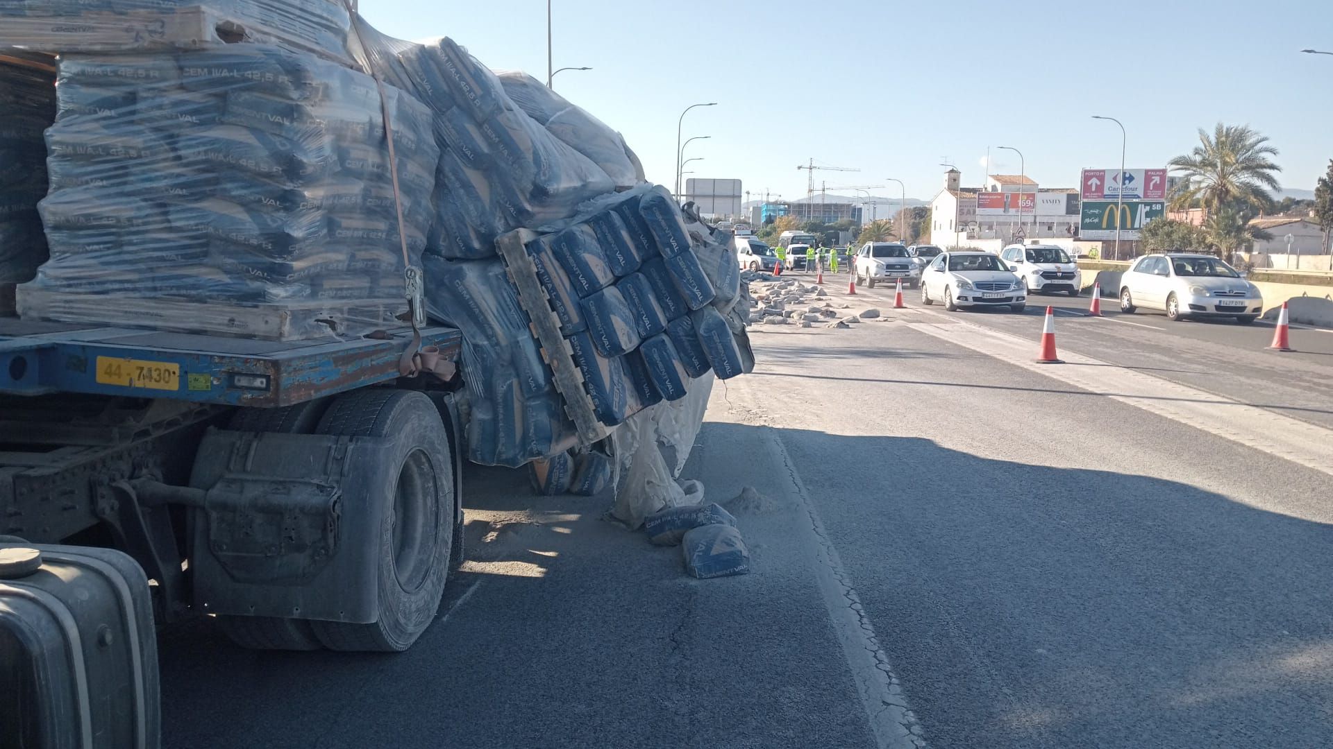 Un camión pierde la carga en la incorporación de la Vía de Cintura a la autopista de Llucmajor