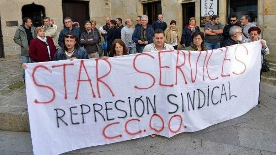 Trabajadores concentrados ante la Casa das Campás. // Gustavo Santos