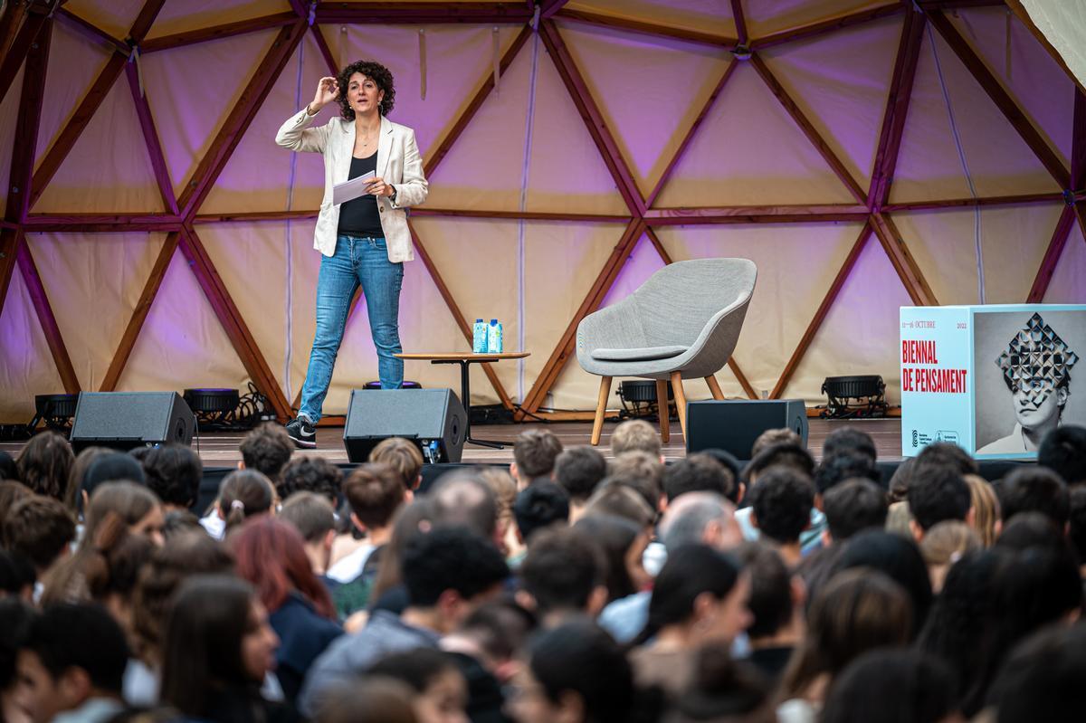 Encuentro entre la filósofa Marina Garcés y varios grupos de secundaria, en el marco de la Bienal de Pensamiento