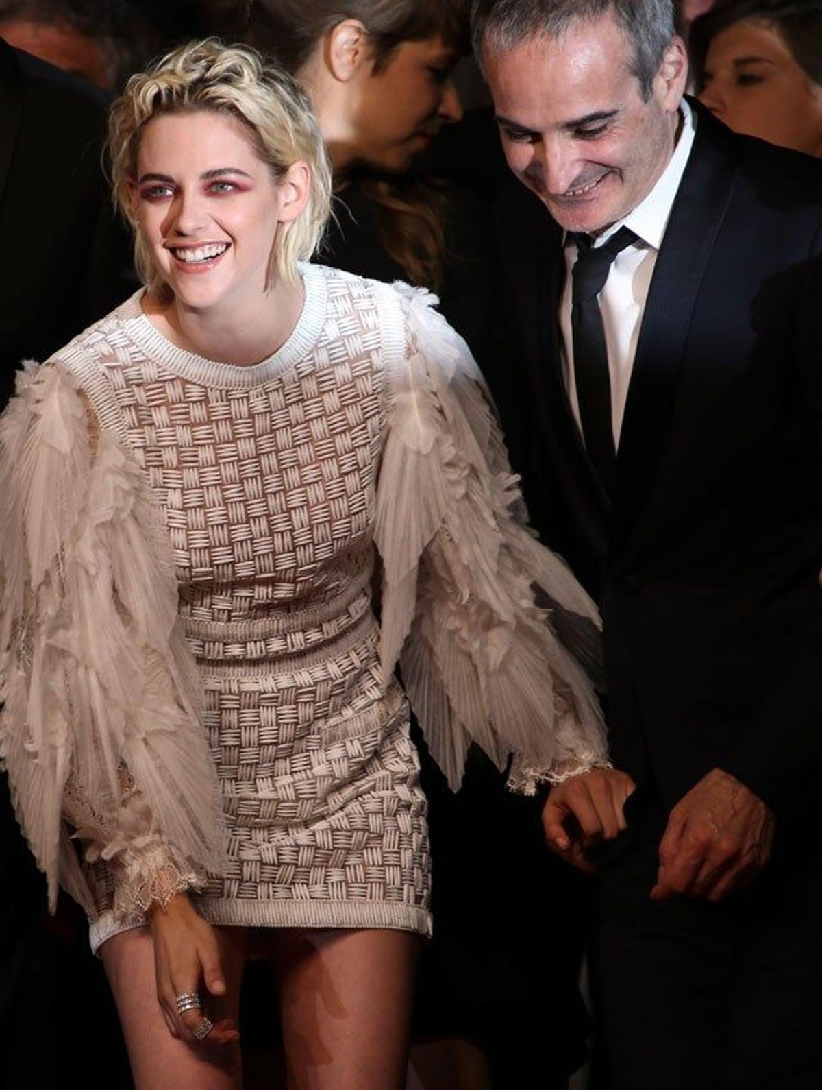 Kristen Stewart y Olivier Assayas, en la première de Personal Shopper en el Festival de Cannes.