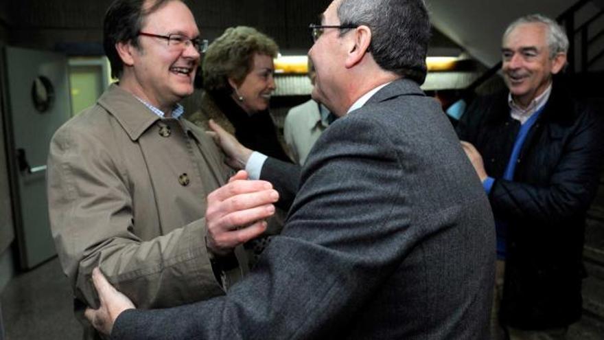 Benjamín Rivaya recibe una felicitación tras confirmarse su triunfo en las elecciones al decanato de Derecho.