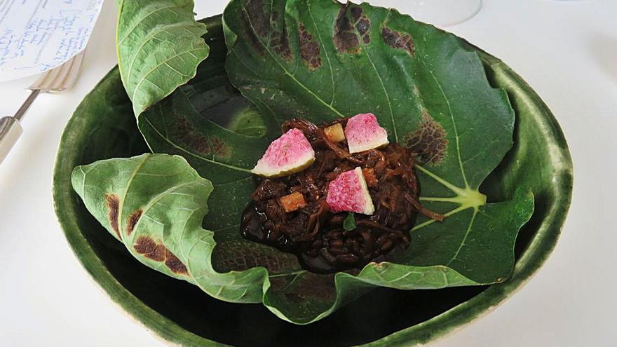 Arroz albujera de cebolla con hoja y queso fresco de higuera.