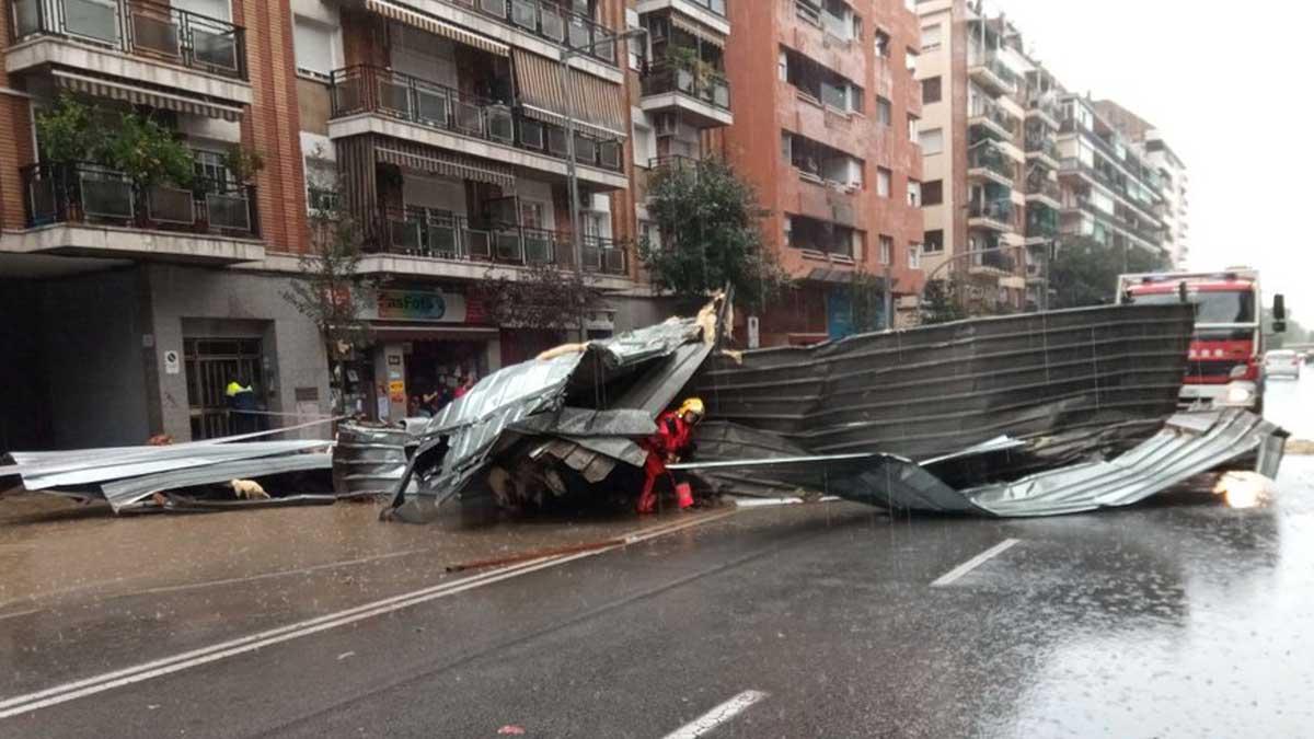 La avenida de Sant Esteve, en Granollers, inundada y con los bomberos trabajando.