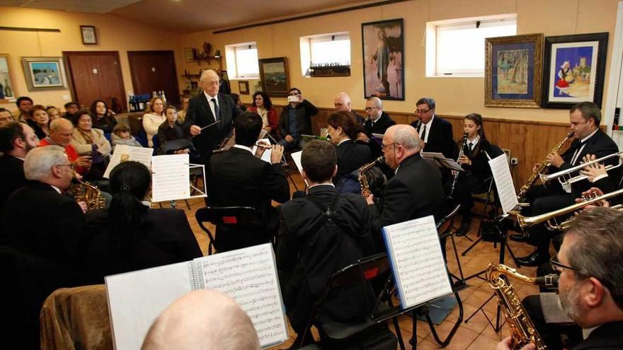 La actuación musical, ayer, en la sede de la Asociación de Vecinos de La Guía.