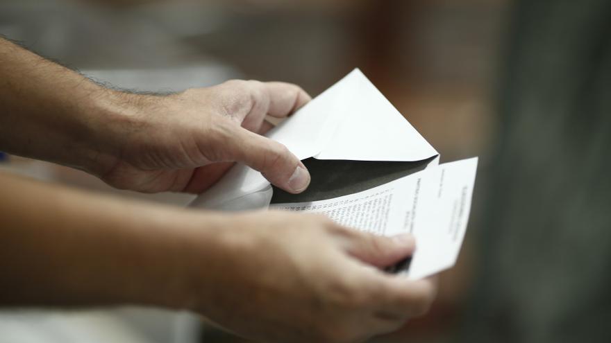 Archivo - Una persona votando en las elecciones autonómicas