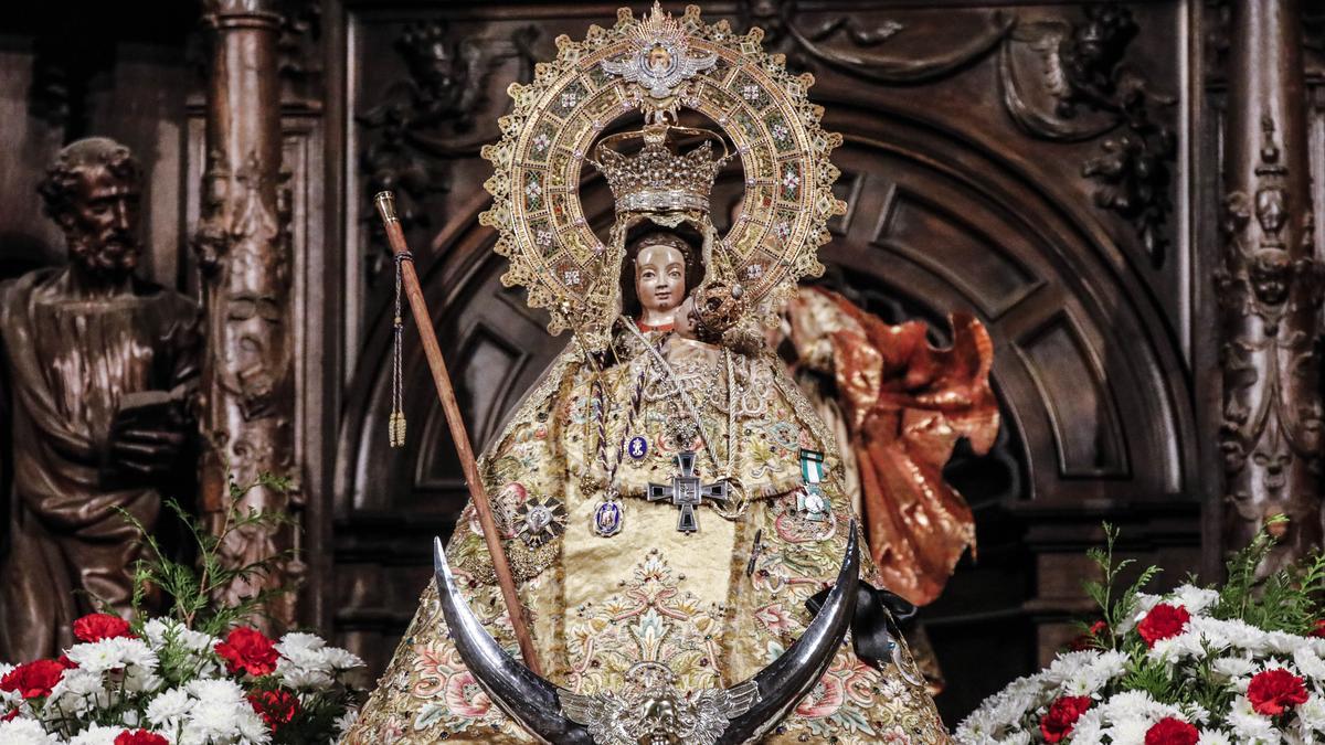 La Virgen de la Montaña, con el manto más antiguo de este novenario.