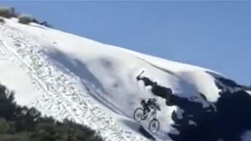 Graban a ciclistas tirándose en El Teide: “Paraíso para energúmenos”