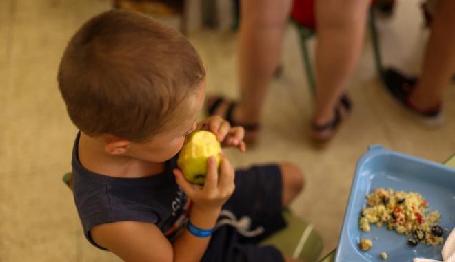 Vuelta al cole sin comedor: 1,2 millones de niños en riesgo de pobreza en España se quedan sin beca