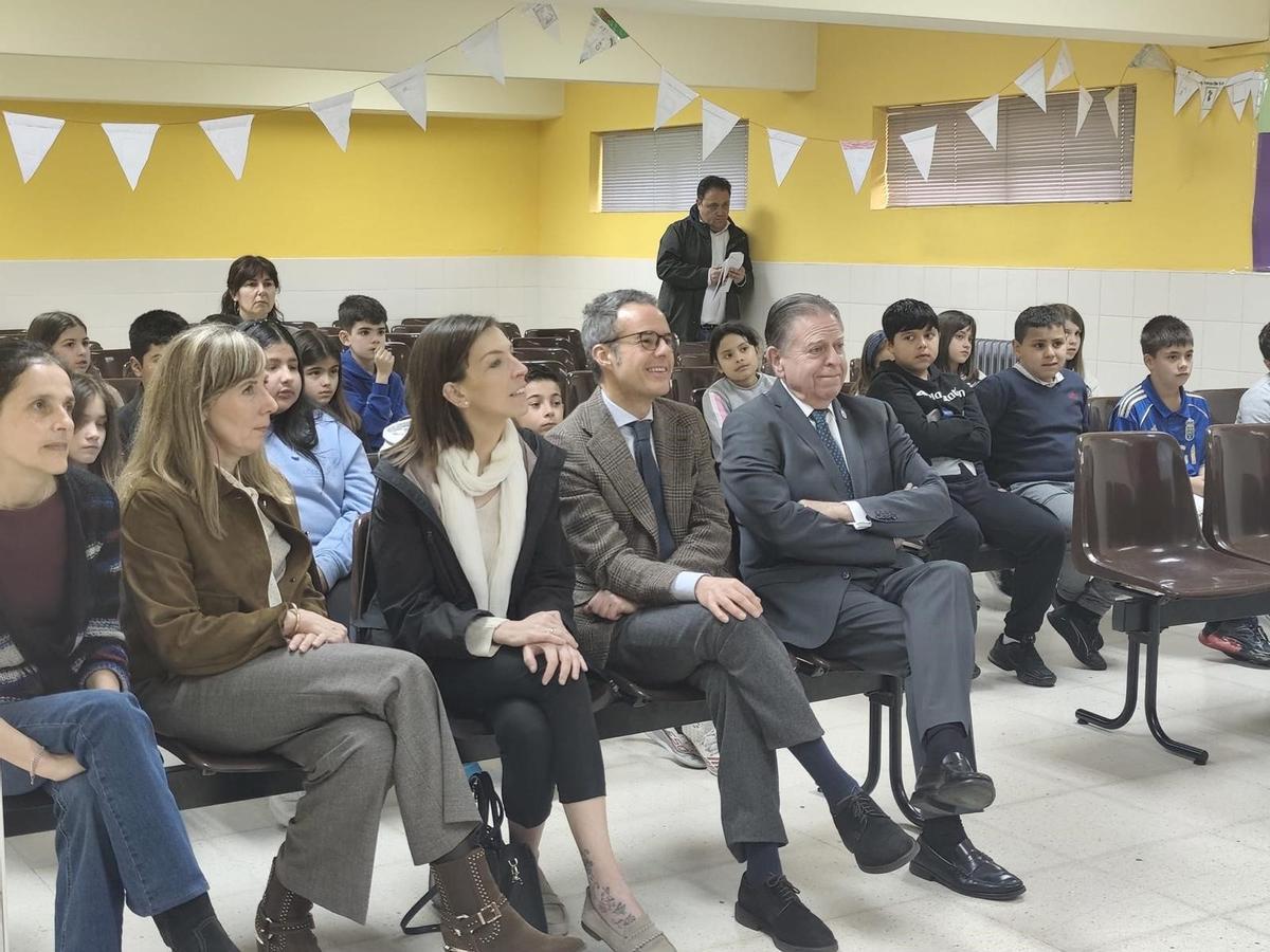 En la imagien, en primera fila, por la derecha, Alfredo Canteli, Nacho Cuesta y Lourdes García en una visita al colegio de Ventanielles.