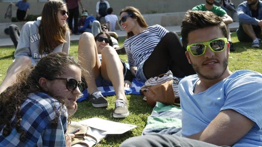 Jóvenes murcianos en un parque.