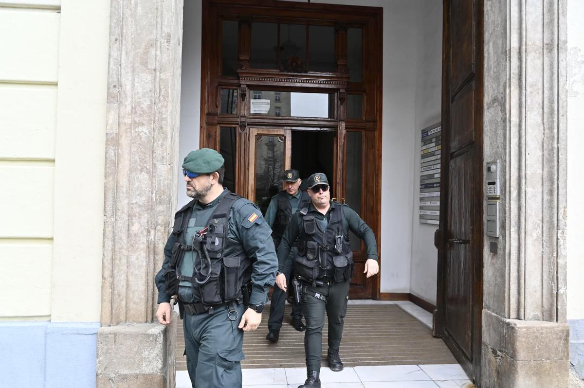 En imágenes | La Guardia Civil registra la sede de Forestalia en Zaragoza y el domicilio de Fernando Samper por el clúster del Maestrazgo