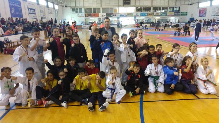 Participantes en la Liga Regional Infantil de combate con el presidente de la Federación.