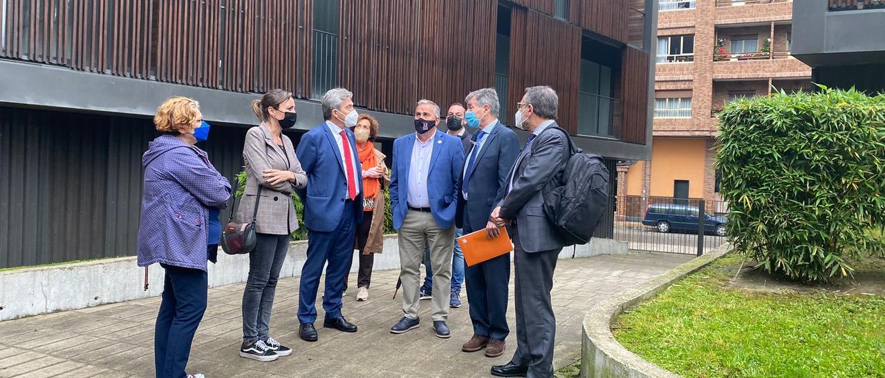 Lucrecio Fernández, en el centro de grupo junto a Aníbal Vázquez, durante la visita a La Mayacina.