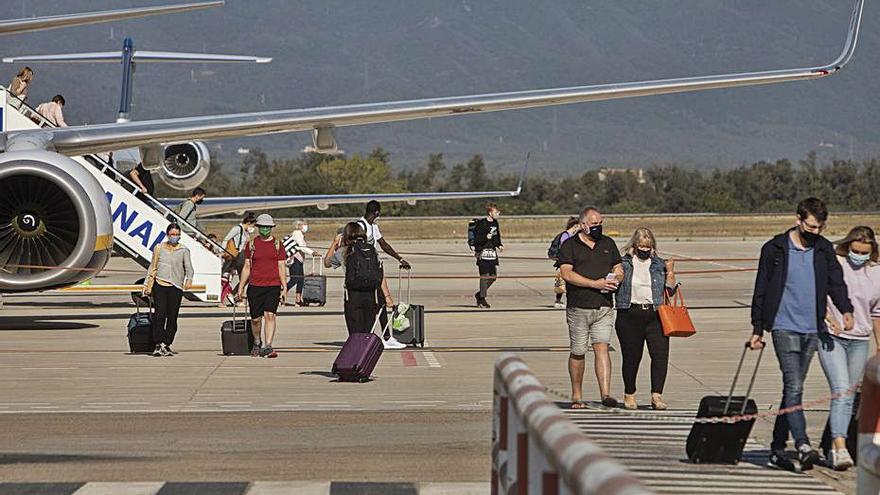 Turistes arribant a l’aeroport de Girona | DAVID APARICIO