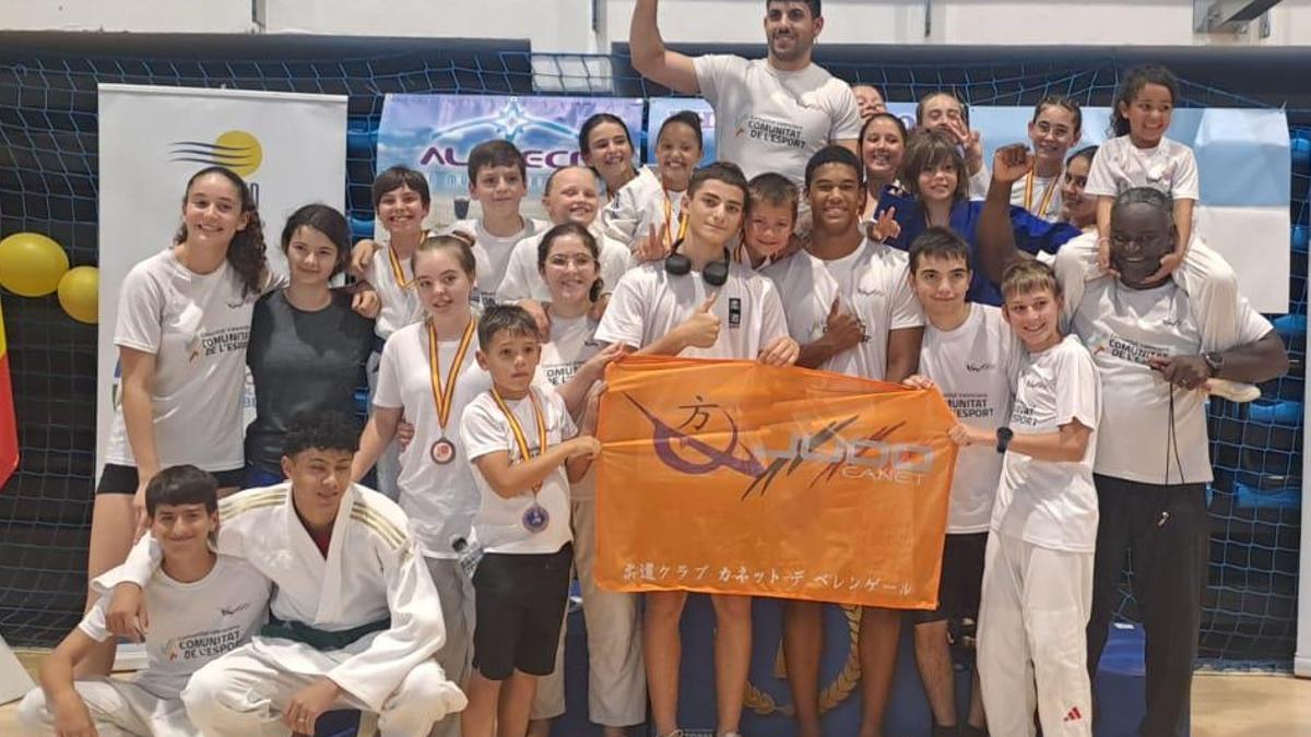 El equipo con la copa de Campeones de Liga