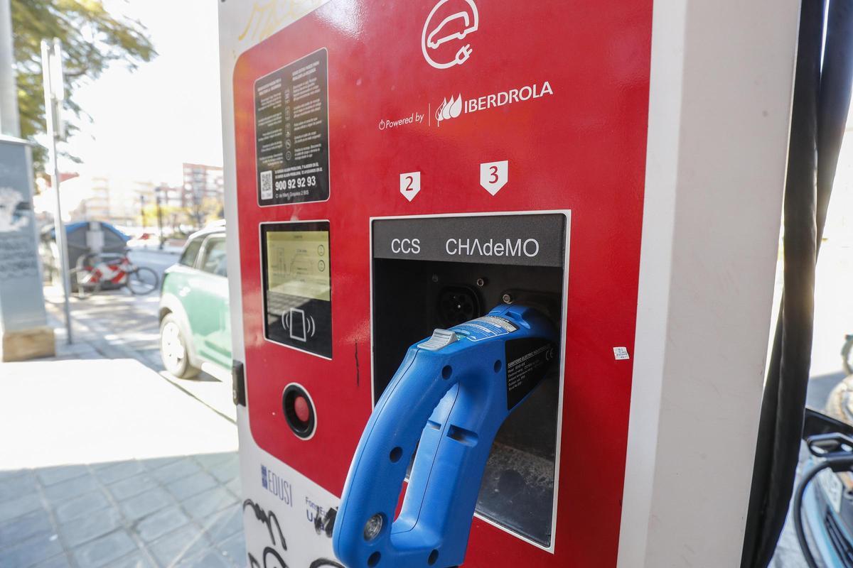 Cargador de coches eléctricos de Iberdrola junto al mercado del Cabanyal.