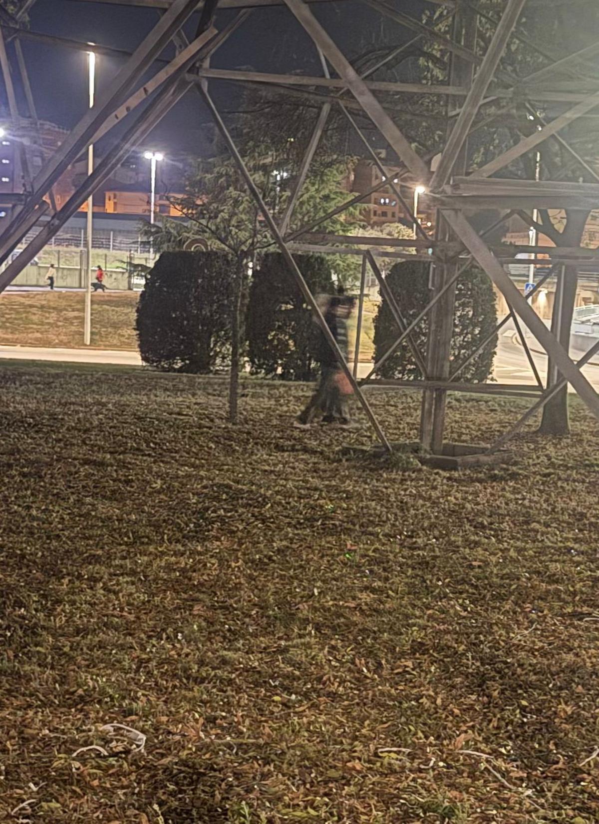 Dues persones passant pel mig de la plaça de Prat de la Riba