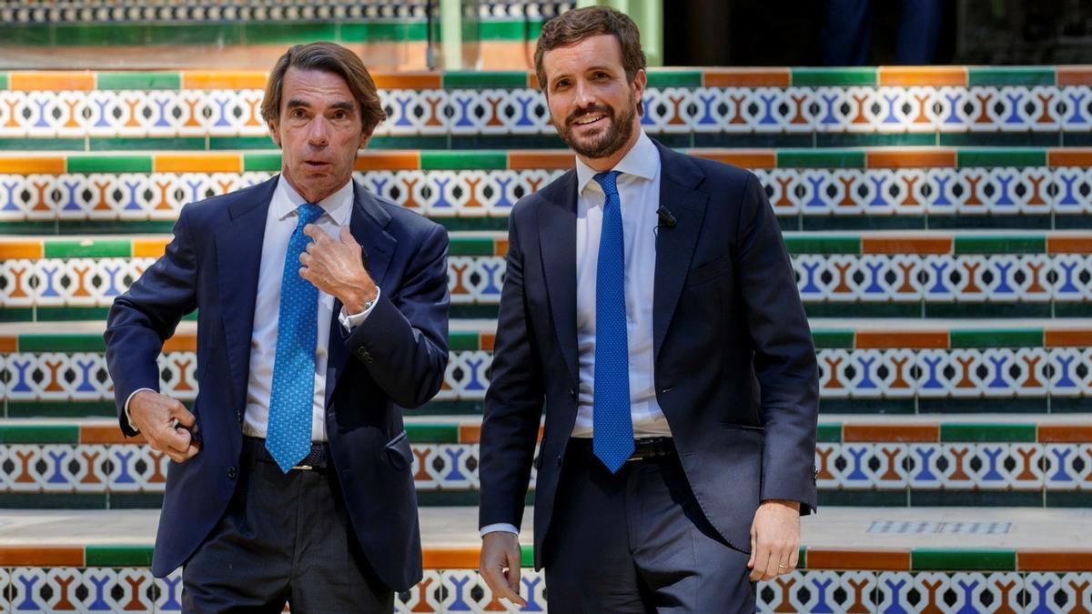 GRAF2089. SEVILLA, 30/09/2021.- El líder del PP, Pablo Casado, y quien fuese su mentor, el ex presidente José María Aznar (i), durante la convención nacional del partido que se celebra este jueves en Sevilla. EFE/Julio Muñoz